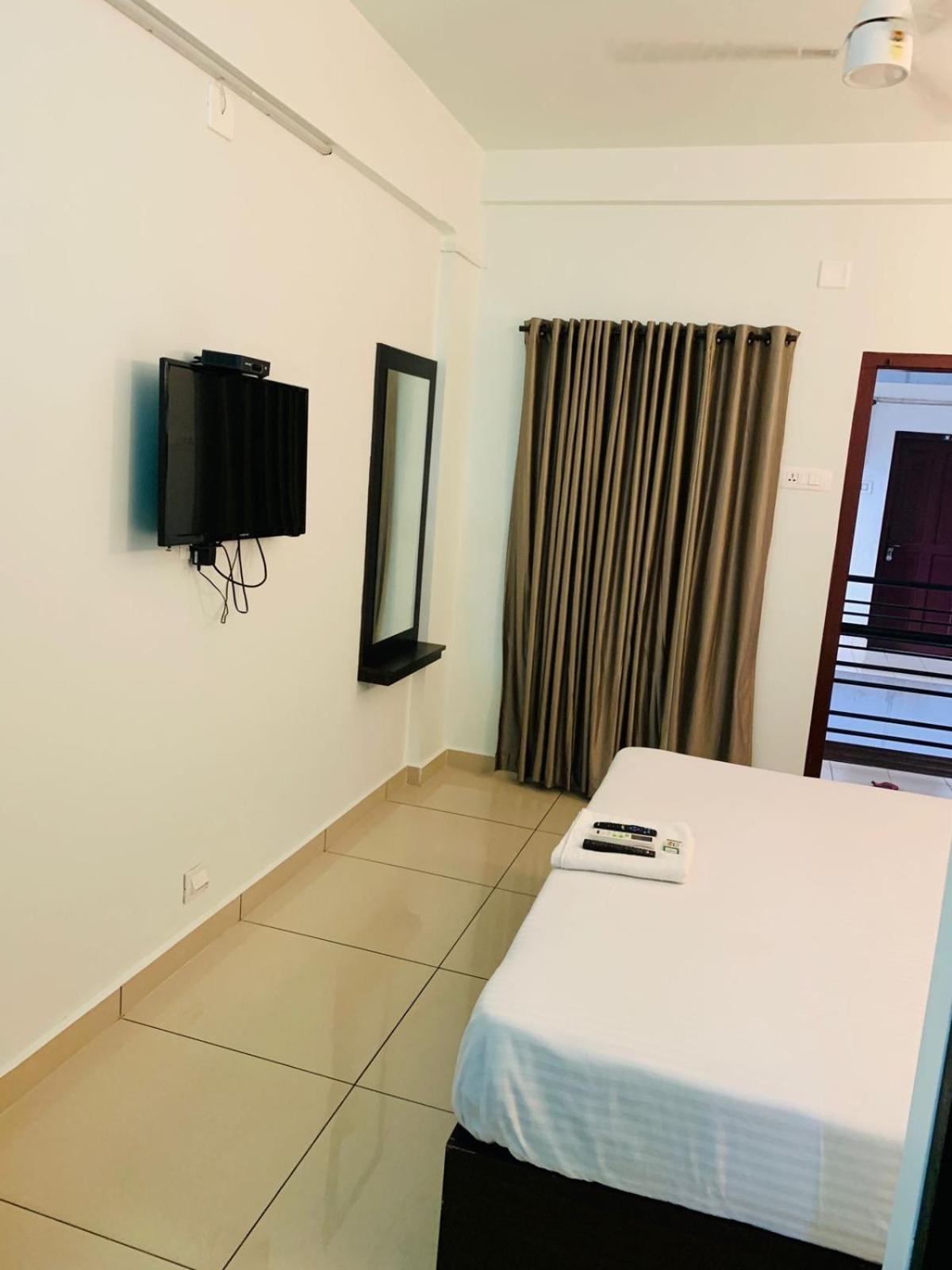 Apsara Residency Hotel Perintalmanna Bagian luar foto