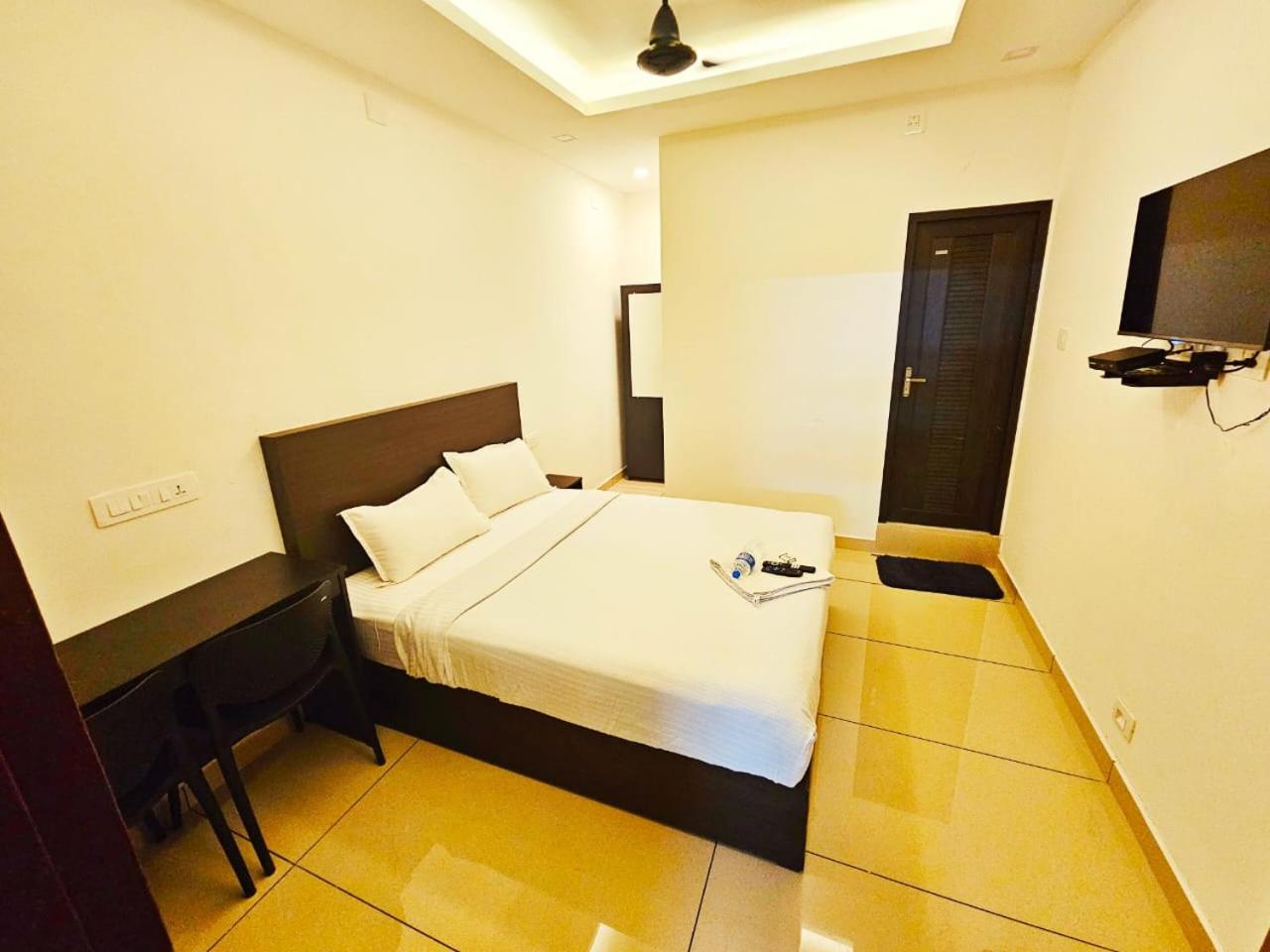 Apsara Residency Hotel Perintalmanna Bagian luar foto