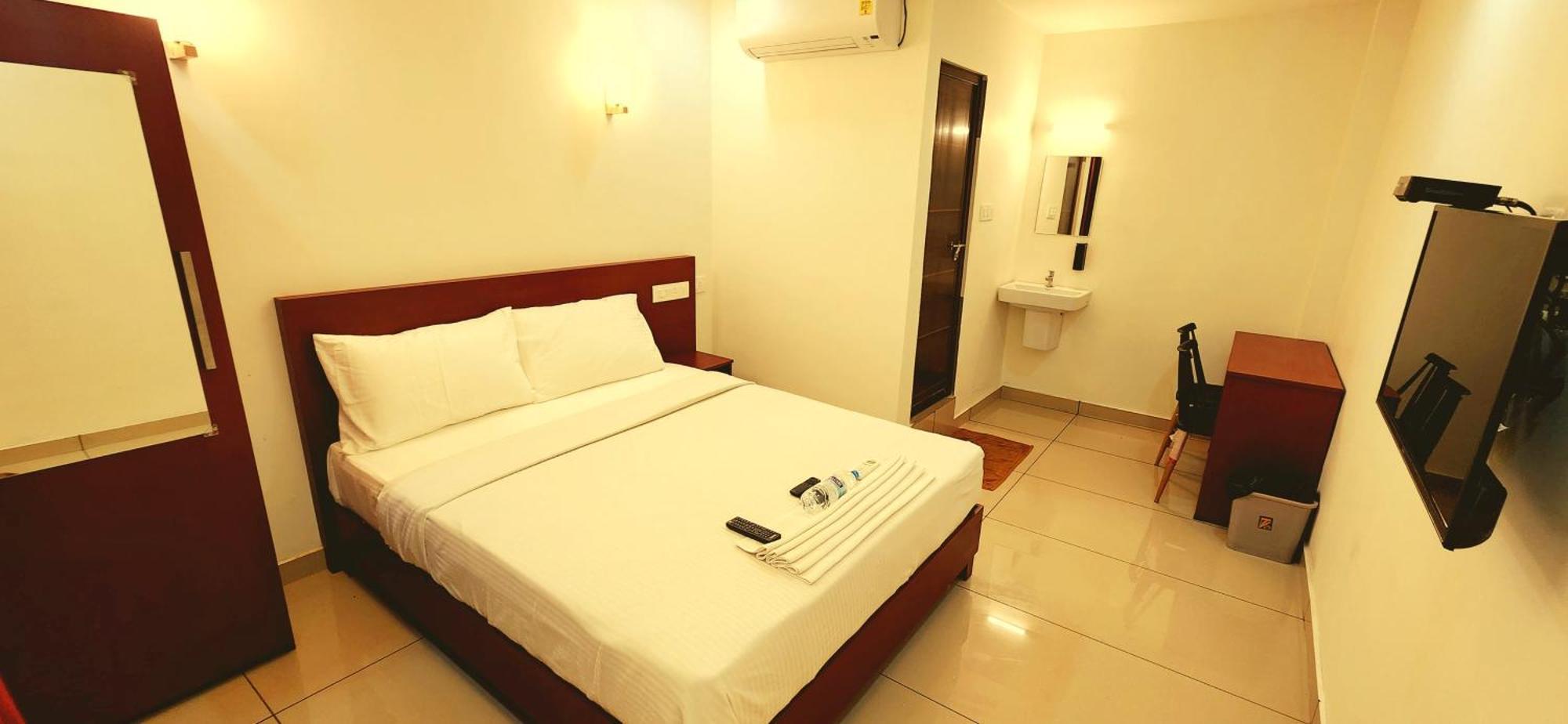Apsara Residency Hotel Perintalmanna Bagian luar foto